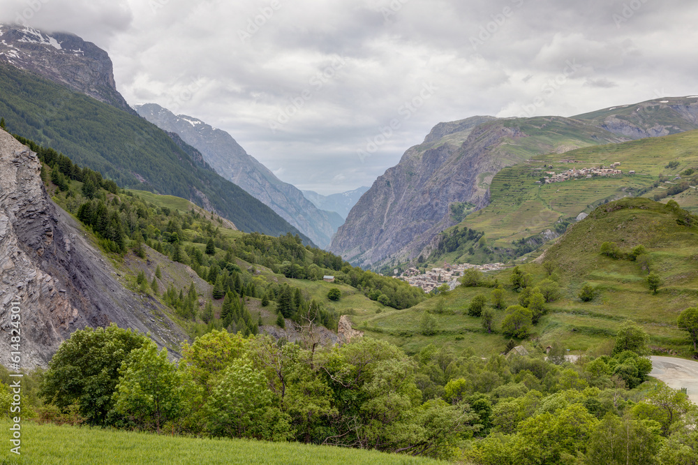 Vue sur le village de La Grave dans le département des Hautes-Alpes en France