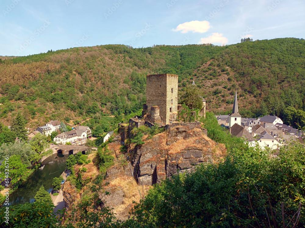 Burgruine von Esch an der Sauer (Esch-sur-Sure) im Kanton Wiltz in Luxemburg, ein bei Touristen in Luxemburg beliebter Ort. Links unten ist der Fluss Sauer zu sehen. 