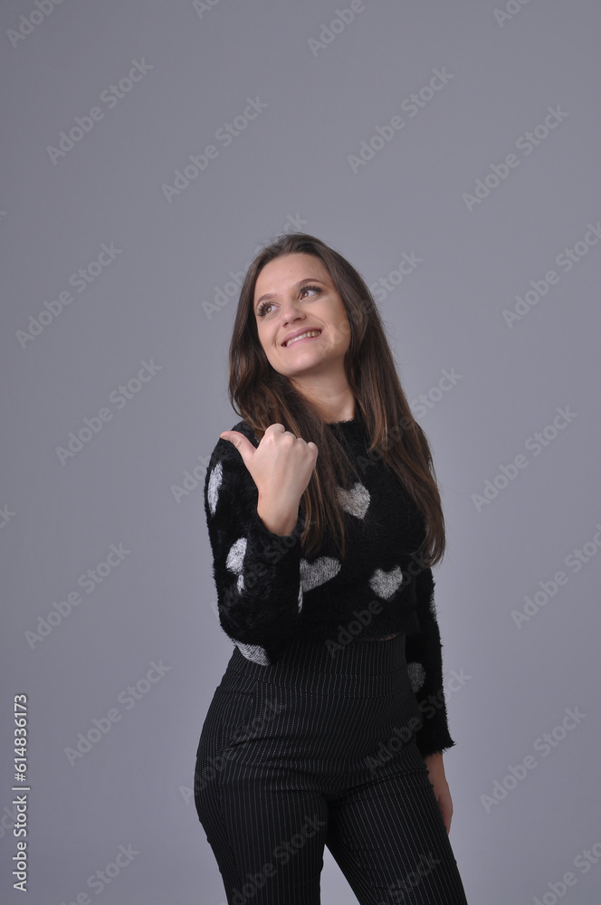 beldade da moda com roupa de estampa de corações, mulher feliz apontando para anúncio ou promoção, dia dos namorados, dia das mães ou dia da mulher beldade da moda com roupa de estampa de corações, mulher feliz apontando para anúncio ou promoção, dia dos namorados, dia das mães ou dia da mulher