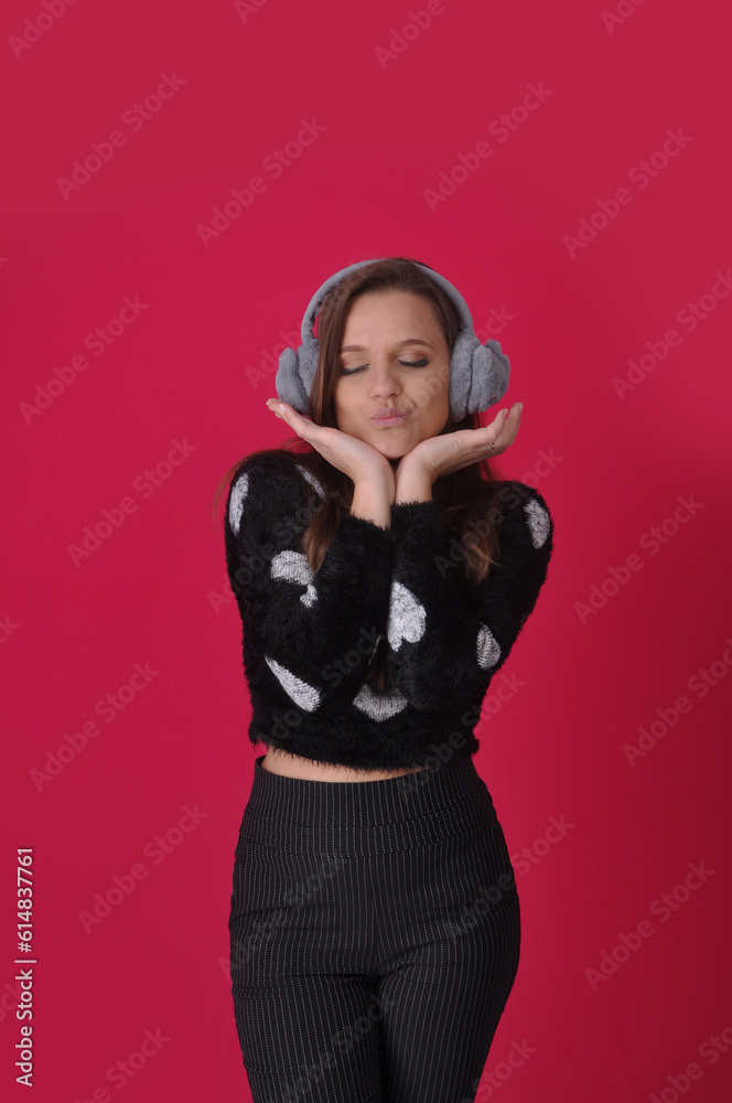 beldade feliz usando fones de ouvido com roupa cheia de corações, conceito de feliz dia da mulher , feliz dia das mães ou feliz dia dos namorados beldade feliz usando fones de ouvido com roupa cheia de corações, conceito de feliz dia da mulher , feliz dia das mães ou feliz dia dos namorados