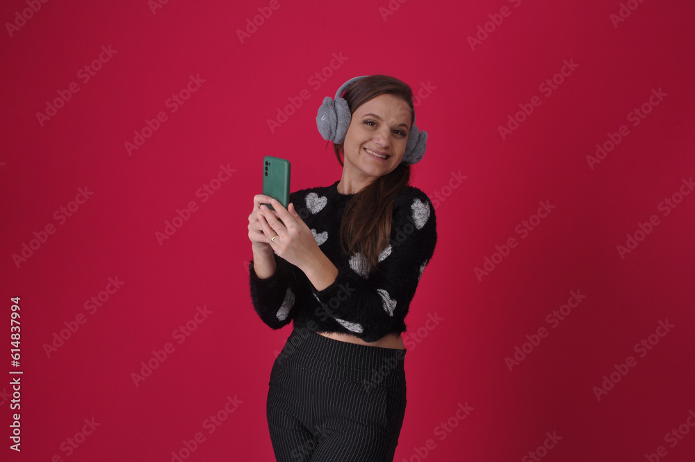 garota mulher feliz com celular nas mãos, com roupa cheia de corações , promoção dia dos namorados ou dia das mães, dia da mulher garota mulher feliz com celular nas mãos, com roupa cheia de corações , promoção dia dos namorados ou dia das mães, dia da mulher