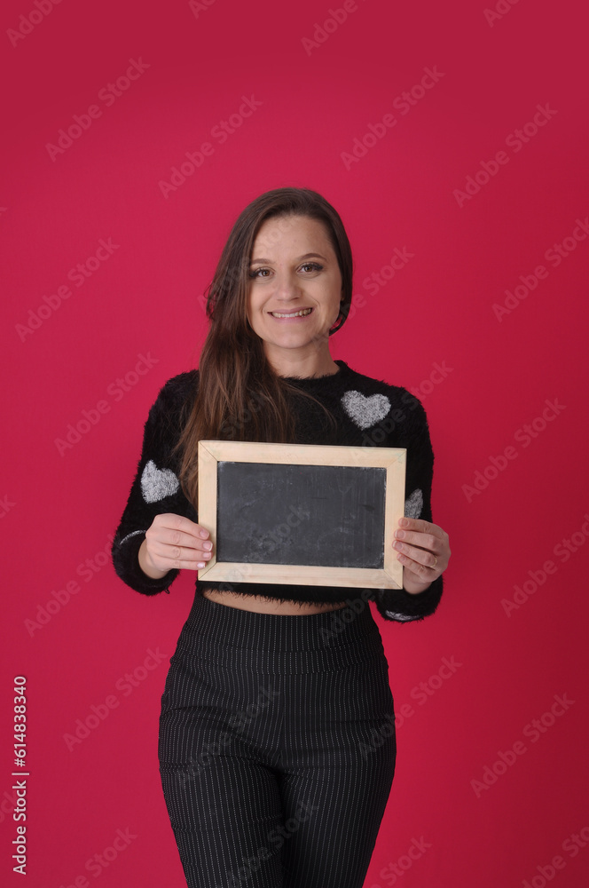 adolescente estudando segurano quadro lousa com espaço para texto anuncio ou promoção adolescente estudando segurano quadro lousa com espaço para texto anuncio ou promoção