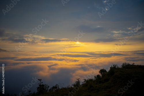 atardecer desde la cordillera de los andes, el mirador en Chillanes Ecuador