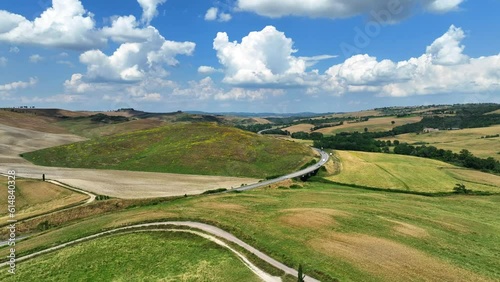 Le strade della Val D’Orcia tra le colline toscane.
Vista aerea della campagna toscana photo