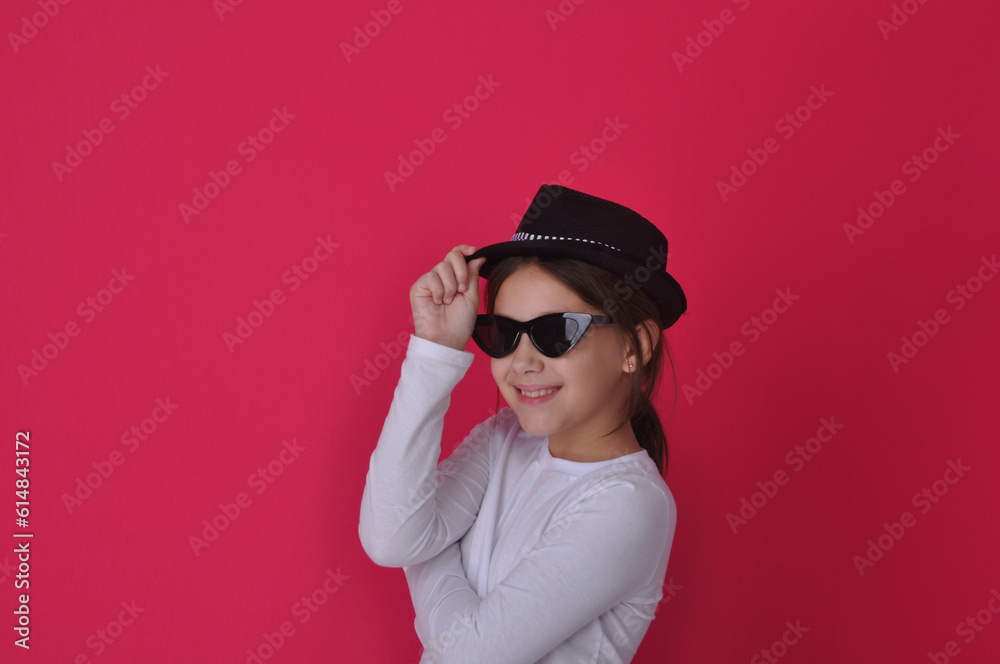 menina criança adolescente da moda feliz em fundo rosa, feliz dia das crianças menina criança adolescente da moda feliz em fundo rosa, feliz dia das crianças
