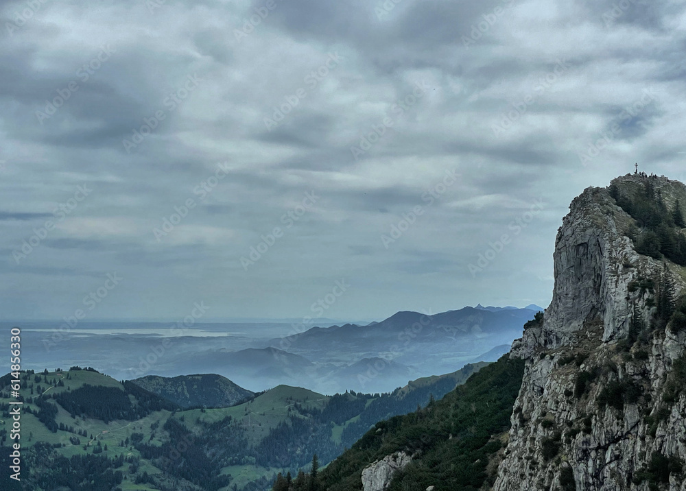 Gipfel des Breitenstein mit Blick ins Chiemgau und zum Chiemsee, Alpen, Bayern, Deutschland