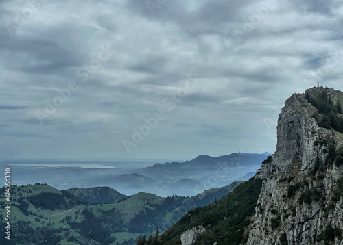 Gipfel des Breitenstein mit Blick ins Chiemgau und zum Chiemsee, Alpen, Bayern, Deutschland © Michael Thaler
