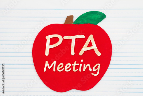 Foto PTA meeting message on a wooden apple on vintage ruled line notebook paper