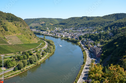 View from the Reichsburg Cochem in the Hunsrück to the river Mosel and the vineyards and a small town at the edge of the forest © Luca Schmidt