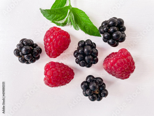 Obraz na płótnie blackberry and raspberry and mint