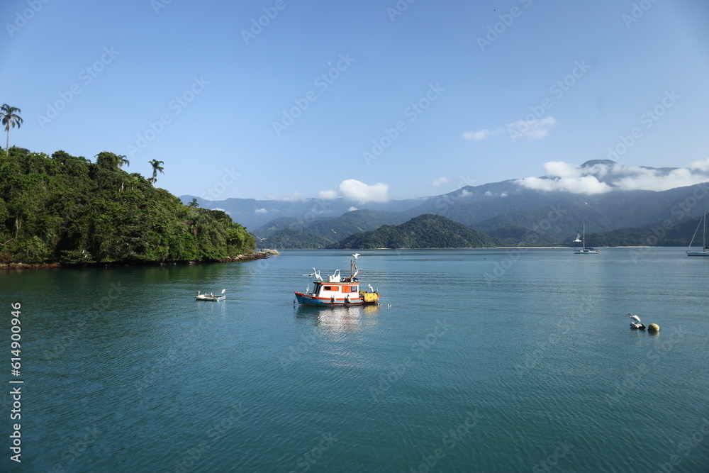 Uma cena apaixonante na Baía de Paraty, onde uma traineira de pesca é graciosamente sobrevoada por aves marinhas. Entitulada Patrimônio Mundial pela UNESCO, oferece um cenário de tirar o fôlego. Uma cena apaixonante na Baía de Paraty, onde uma traineira de pesca é graciosamente sobrevoada por aves marinhas. Entitulada Patrimônio Mundial pela UNESCO, oferece um cenário de tirar o fôlego.
