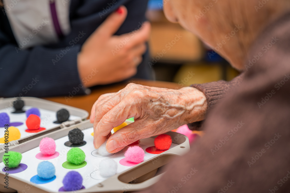 Obraz premium Rehabilitation center. Brain therapy cognitive psychological testing on senior patient. Alzheimer's disease and dementia prevention concept. Adaptation skills recovery. High quality photo