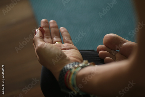 Aula de meditação e relaxamento guiado. As mãos femininas, delicadas e serenas, representam a busca pelo equilíbrio interior e o encontro com a paz de espírito. 