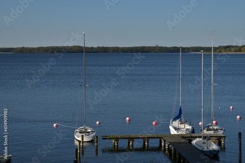 Landschaften am Schaalsee mit Segelbooten (Mecklenburg)