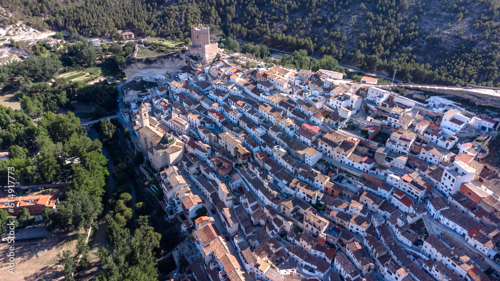 Obraz premium Vista panorámica de Alcalá del Júcar, un precioso pueblo deAlbacete, en Castilla la Mancha (España)