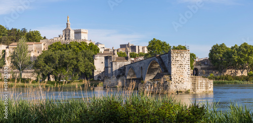 „Pont Saint-Bénézet“ oder auch „Point d’Avignon“ genannt mit dem „Palais des Papes“ im Hintergrund, Avignon, Frankreich, Europa.