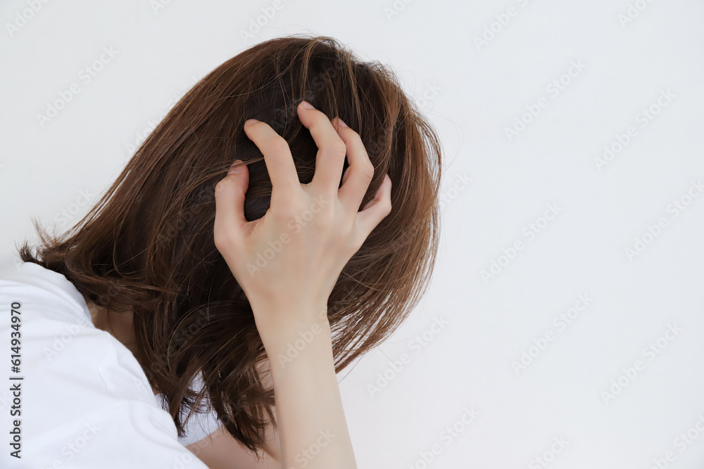頭を抱える女性 悩みイメージ 頭を抱える女性 悩みイメージ