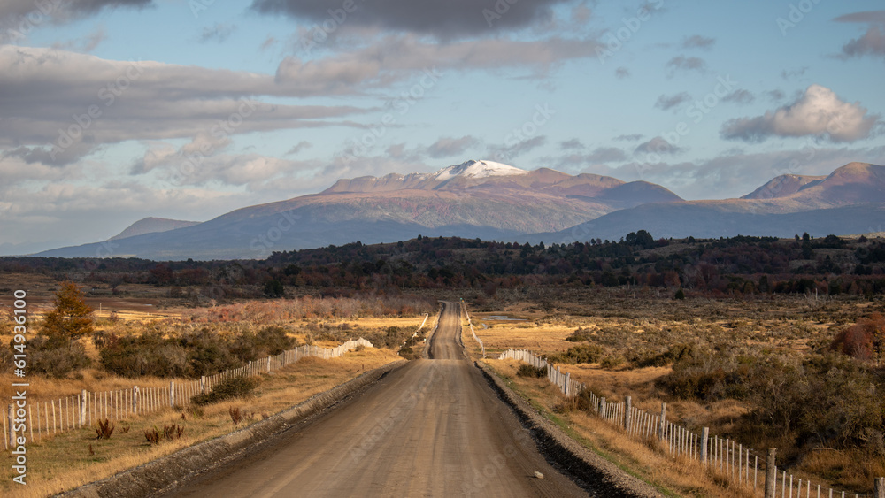 Camino en una tarde en la Patagonia chilena. Al sur de Punta Arenas, Chile.