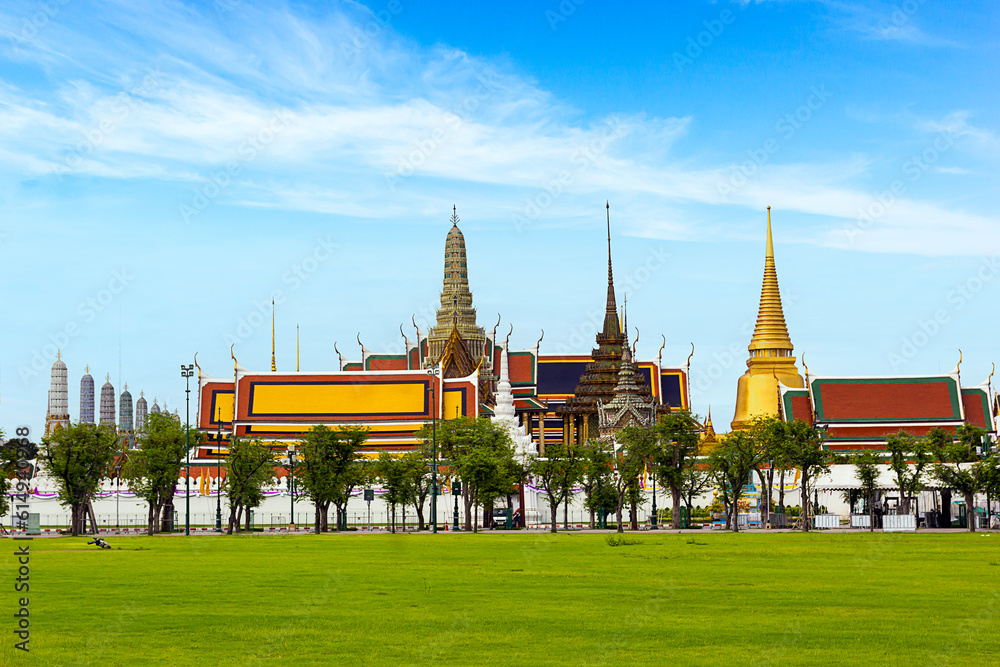 Naklejka premium Grand Palace with green grass and blue sky in Bangkok Thailand