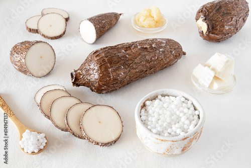 Fotografía Close-up of a cassava root on a white background with tapioca pearls
