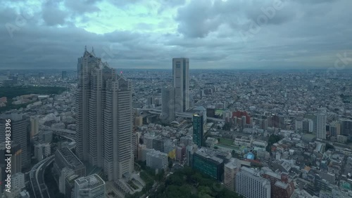 Wallpaper Mural 雲に覆われた東京の風景。夕方に撮影したタイムラプス動画。 Torontodigital.ca