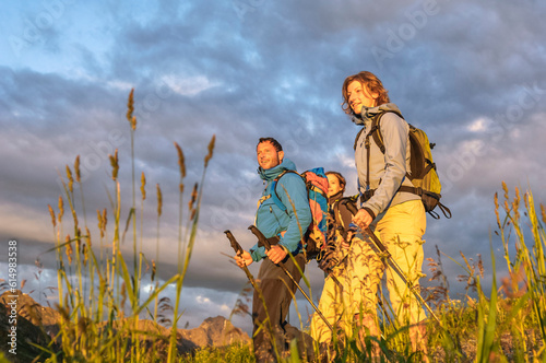 Wanderer unterwegs in der frühen Morgensonne im Gebirge