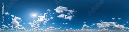  Nahtloses Panorama mit blau-wei  em Himmel 360-Grad-Ansicht mit sch  nen Cumulus-Wolken zur Verwendung in 3D-Grafiken als Himmelskuppel oder zur Nachbearbeitung von Drohnenaufnahmen 