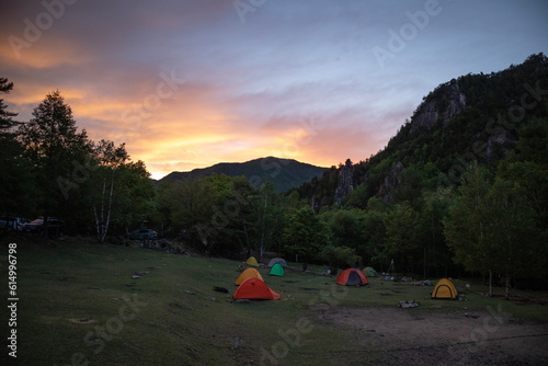 初夏の廻り目平キャンプ場から見る朝焼け