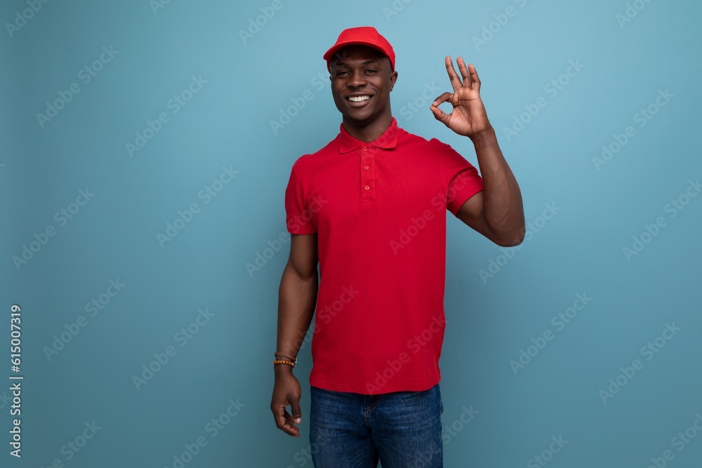 a young American man dressed in a baseball cap and cotton T-shirt uniform works for a food corporation a young American man dressed in a baseball cap and cotton T-shirt uniform works for a food corporation