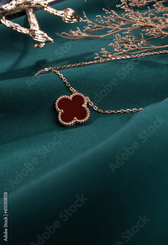 Fashionable and exquisite women's necklace