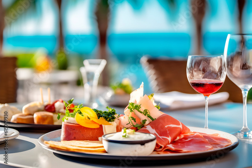 Plato de alimentos en mesa de restaurante de lujo con vistas al mar.Desayuno saludable de verano.Concepto de almuerzo mediterráneo en hotel de costa