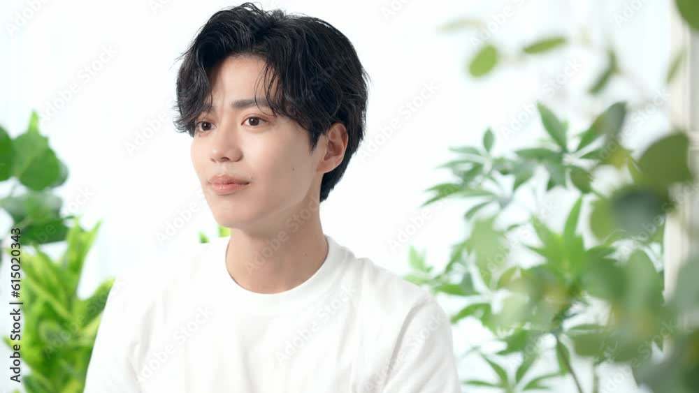 植物に囲まれた男性のスキンケアイメージ 美容 メンズコスメ 植物に囲まれた男性のスキンケアイメージ 美容 メンズコスメ
