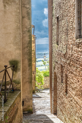 Fototapeta Naklejka Na Ścianę i Meble -  Small streets in the city of Montepulciano, Tuscany, Italy