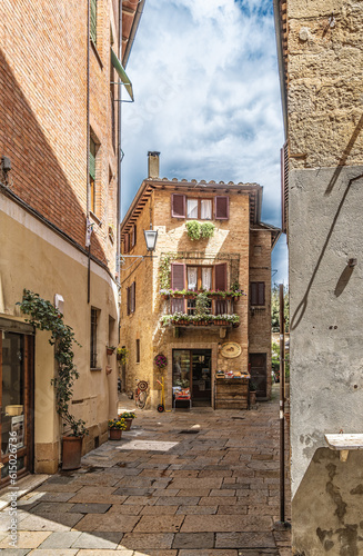 Fototapeta Naklejka Na Ścianę i Meble -  Pienza small streets on a hot day, Tuscany, Italy