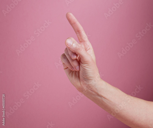 Schilderij op canvas Doigt levé pour dire non ou pour poser une question. Fond rose