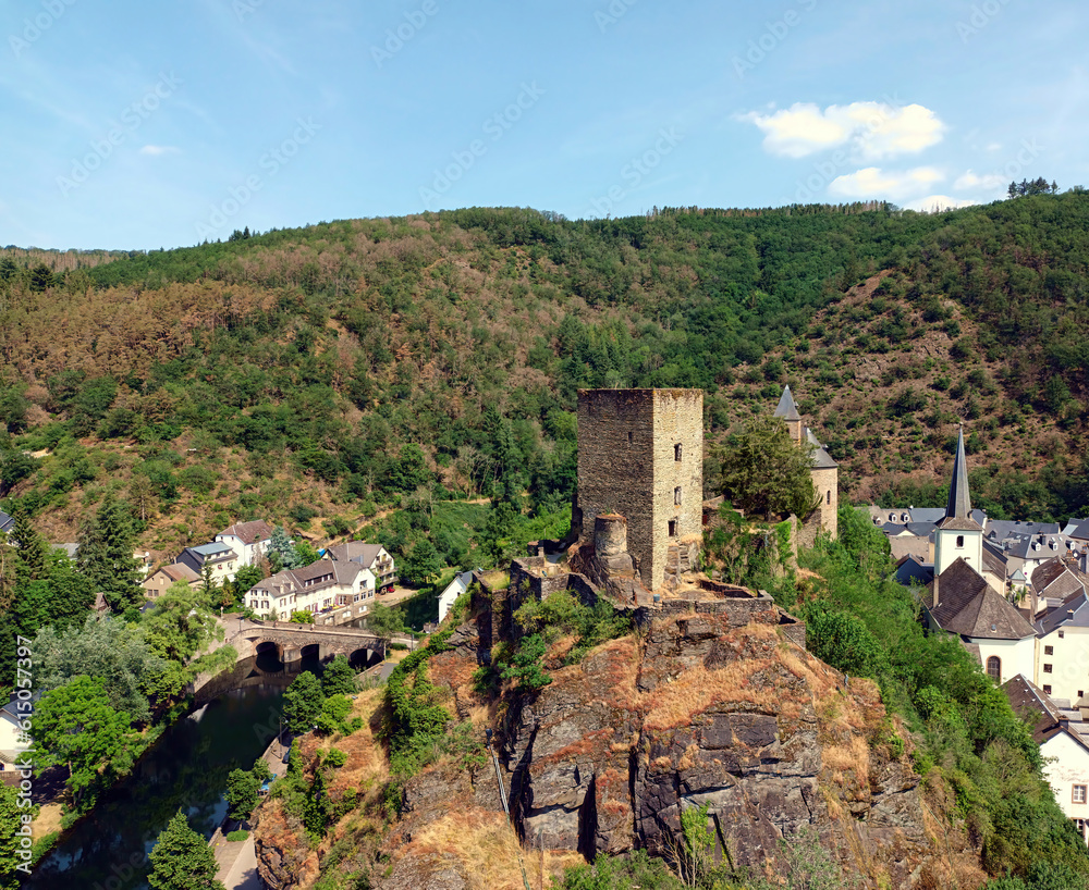 Burgruine von Esch an der Sauer (Esch-sur-Sure) im Kanton Wiltz in Luxemburg, ein bei Touristen in Luxemburg beliebter Ort. Links unten ist der Fluss Sauer zu sehen. 