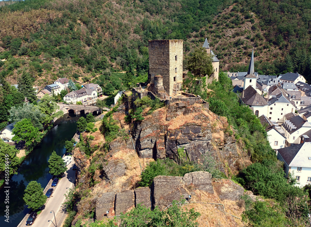Burgruine von Esch an der Sauer (Esch-sur-Sure) im Kanton Wiltz in Luxemburg. Links unten ist der Fluss Sauer zu sehen. 