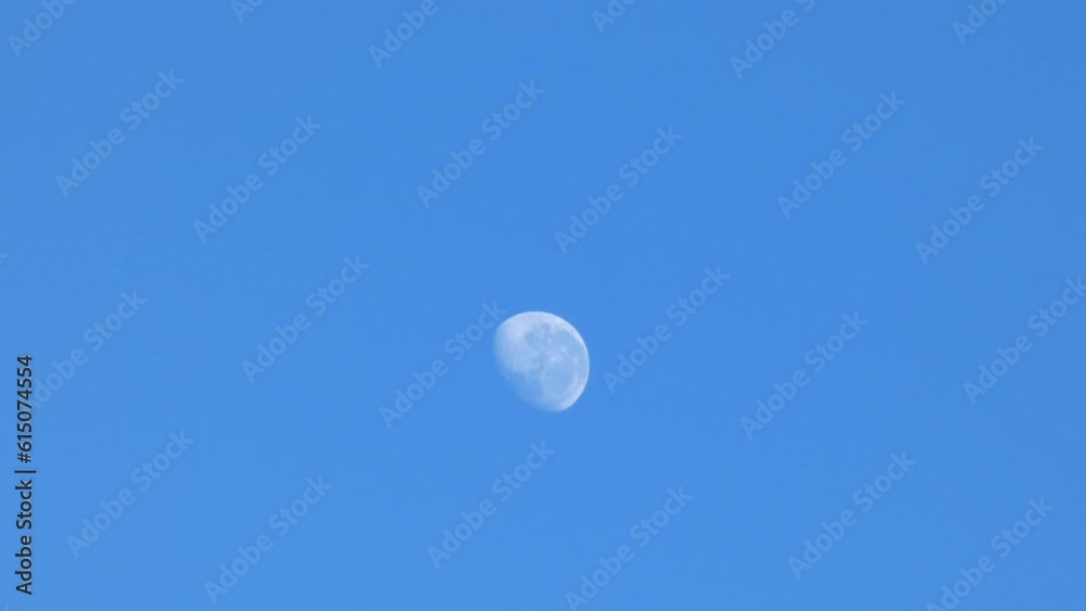 Waning gibbous moon still visible in morning sky (slow zoom-in applied) - Canterbury, New Zealand Waning gibbous moon still visible in morning sky (slow zoom-in applied) - Canterbury, New Zealand