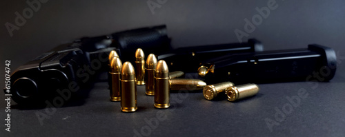 фотографія Gun and cartridges on a dark background, close-up of cartridges