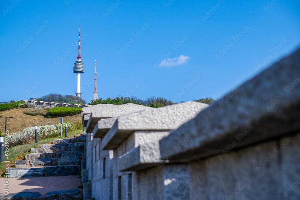 Obraz premium Beautiful view of N Tower or Seoul Tower on Namsan mountain during winter, Seoul, South Korea
