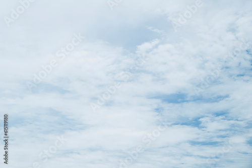 Fototapeta Naklejka Na Ścianę i Meble -  Ciel avec des nuages en mouvement - Arrière plan design avec espace libre
