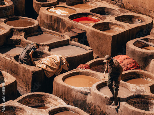 Schilderij op canvas Fes' Chaouara Tannery: A vivid glimpse of the vibrant colors and traditional craftsmanship that define this iconic landmark