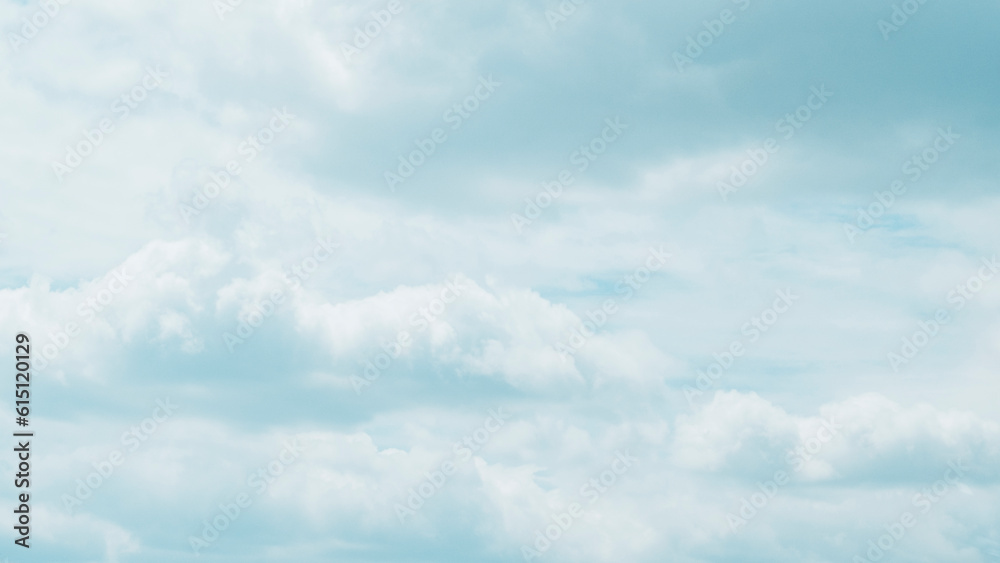 Ciel avec des nuages en mouvement - Arrière plan design avec espace libre