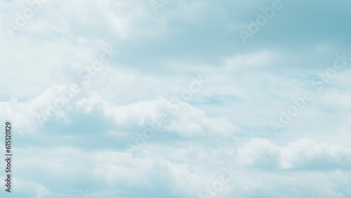 Obraz na płótnie Ciel avec des nuages en mouvement - Arrière plan design avec espace libre w salonie