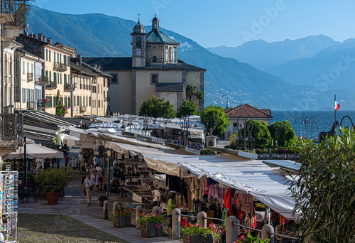 Foto The lake promenade and and the Santuario della Santissima Pietà in Cannobio - La