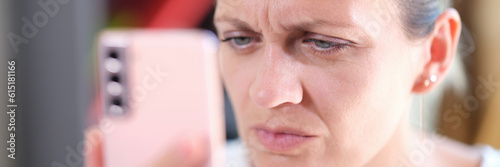 Foto Closeup portrait of woman looking at smartphone display closely with eye problem