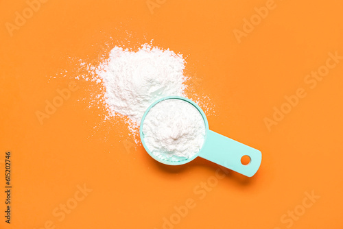 Foto Scoop of amino acid supplement on color background