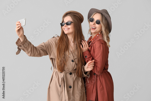 Young sisters with mobile p...