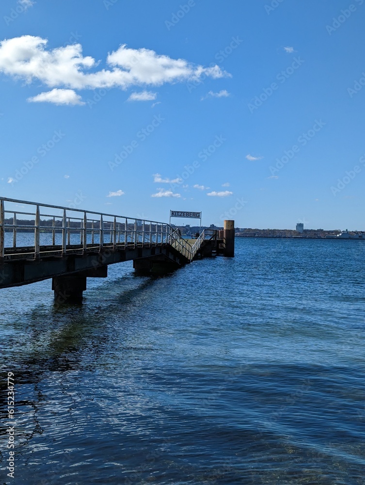 Brücke, die ins Meer führt