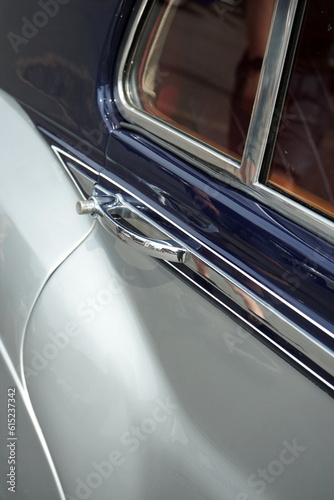 Britische Luxuslimousine in Zweifarbenlackierung mit Chrom und Glanz der Fünfzigerjahre beim Oldtimertreffen im Lenkwerk in Bielefeld im Teutoburger Wald in Ostwestfalen-Lippe